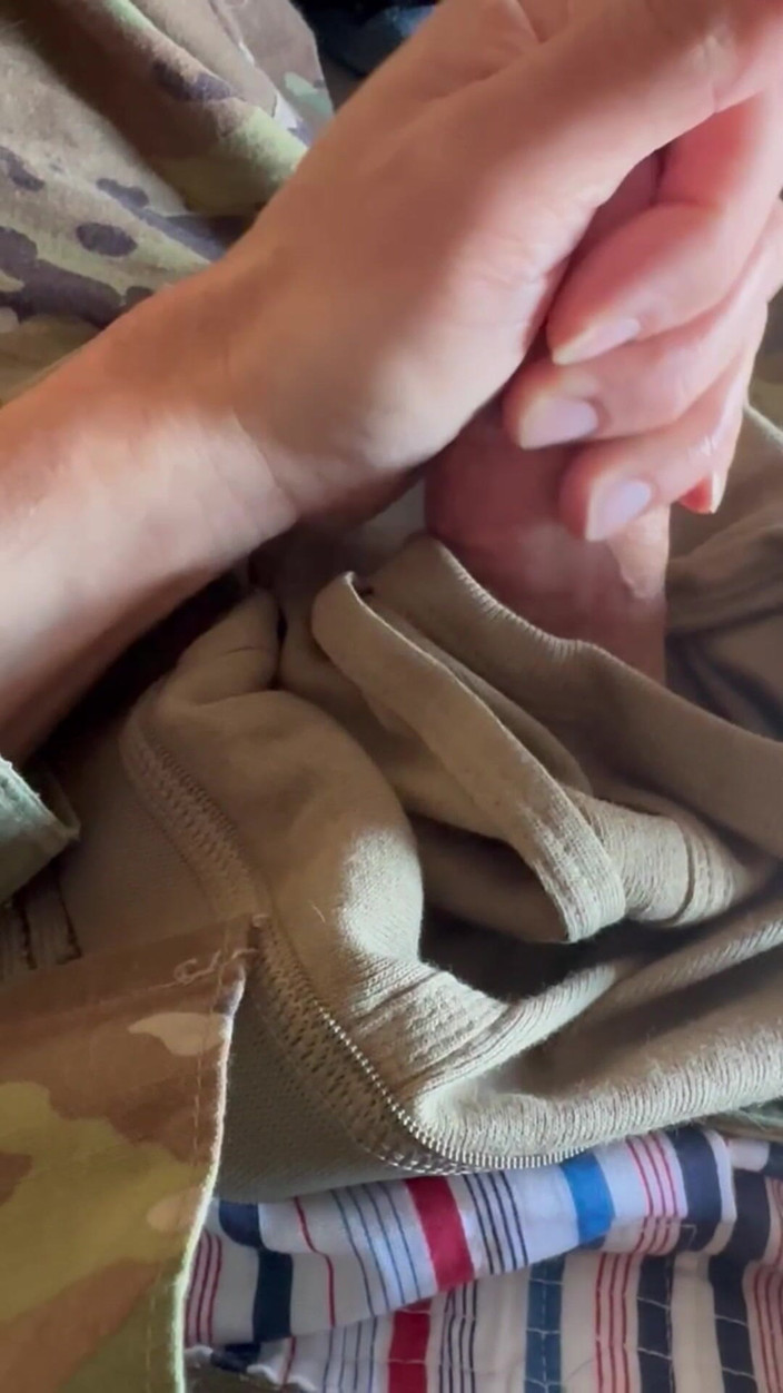 Gay Soldier Stuff: Nadržený armádní specialista si honí na sobě boxery Sarge pod...