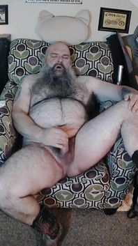 Futy monk3yming0 z rozłożonymi grubymi nogami