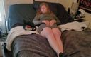 CMoore Videos: Moglie arrapata si masturba con l&amp;#039;hitachi fino all&amp;#039;orgasmo