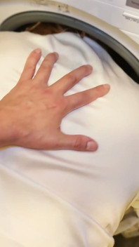 Mon Demi-frère Me Baise Pendant Que Ma Tête Est Dans La Machine À Laver Et Couvre Mes Seins De Son Sperme.
