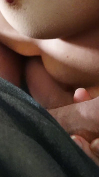 Il figliastro è venuto a scopare la sua matrigna calda nella sua camera da letto