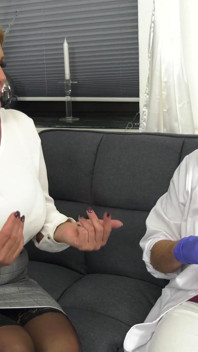 Il medico testa personalmente la figa ringiovanita del suo paziente