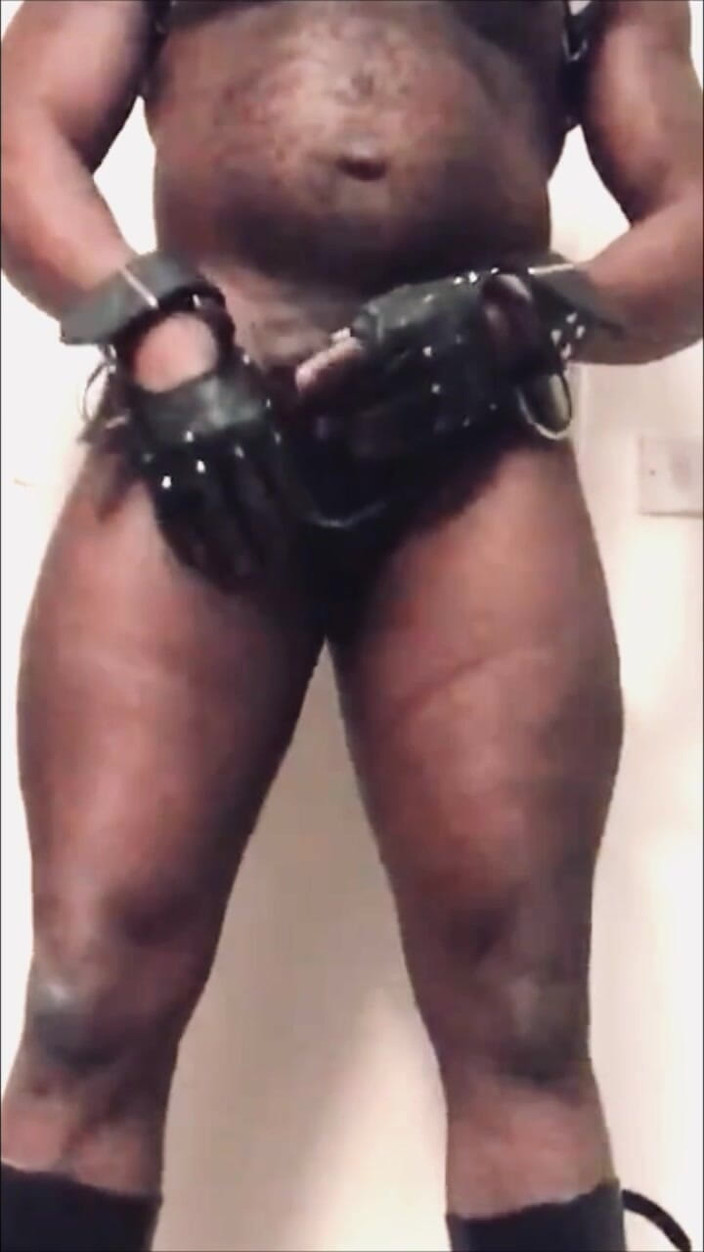 Black mature kinky muscle: Seksi siyah büyük götlü kaslı baba pozu ve boşalma