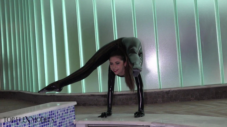 Flexilady: Flexible Schönheit in glänzendem Spandex