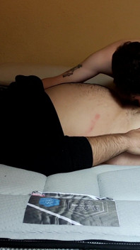Rompo el culo de un joven peludo a pelo con mi polla gorda