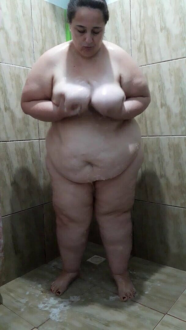 Sexy BBW Taking Shower (Kasal studio)