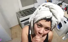 Une femme coquine reçoit un technicien sans culotte et soutien-gorge