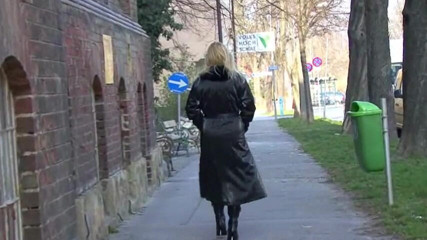 Femdom Austria: สาวผมทองขี้เงี่ยนฉี่กลางถนนเมือง