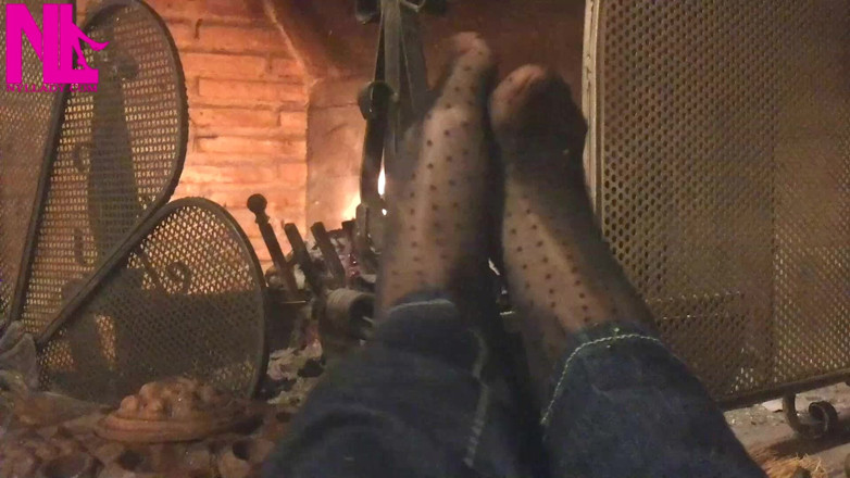Nyllady: Aquecendo meus pés hosed na lareira