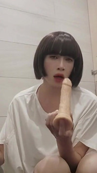 Travesti Ting Xuan masturbándose con un consolador en un baño público