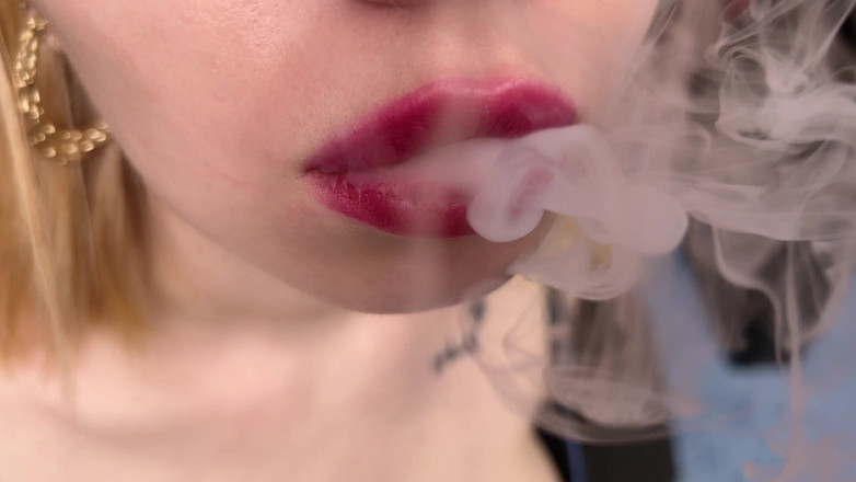 Eva Deva: Il fetish del fumo. io fumo, ti piace