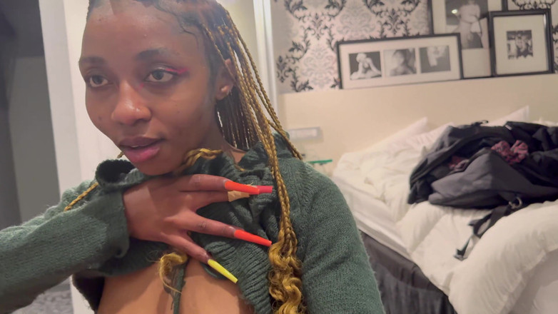 Slut Me Out: Pequena pequena ébano é curta em seu aluguel
