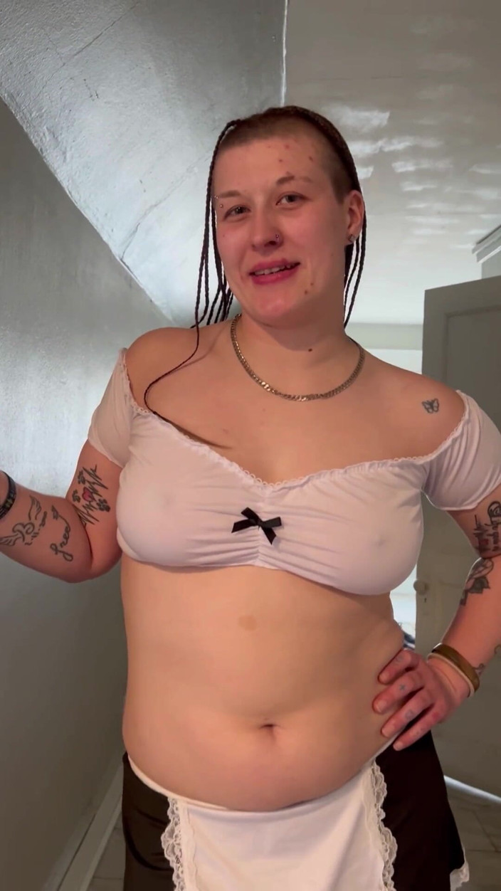 Thekookiejar: Servitoarea obraznică îl prinde pe tip masturbându-se și decide să se alăture