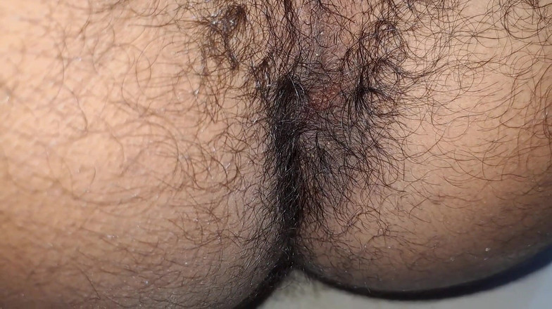 Desi_Porn_India: युवा सेक्सी लड़का पूरी तरह से नग्न होकर अपनी सख्त गांड दिखा रहा है।