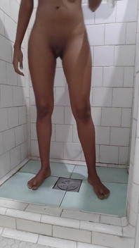 Masturbace a čůrání v koupelně mého pána
