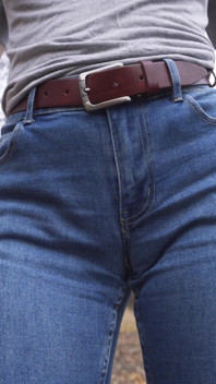 Une MILF taquine son gros cameltoe en jean bleu