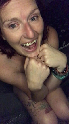 MistressWriggler: Bezczelny mały update wideo ze mną usiadł nago na końcu...