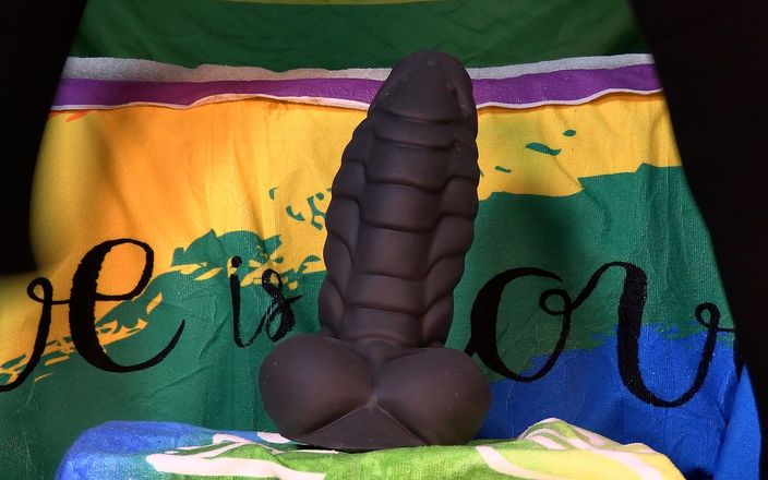 DaddyBigToys: 3 Jezdí na velkém žebrované dildo na otočné