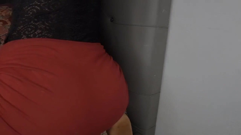 Elenabon: Yalnız minyon genç kız sıkı amcığıyla oynuyor