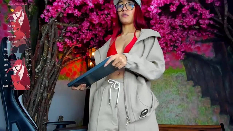 Lia Wood: 有色头发的拉丁女郎和粉丝做爱并想要更多