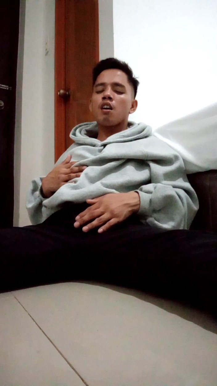 Rent A Gay Productions: Super sexy Asia Top se masturbează pula lui mare pentru...