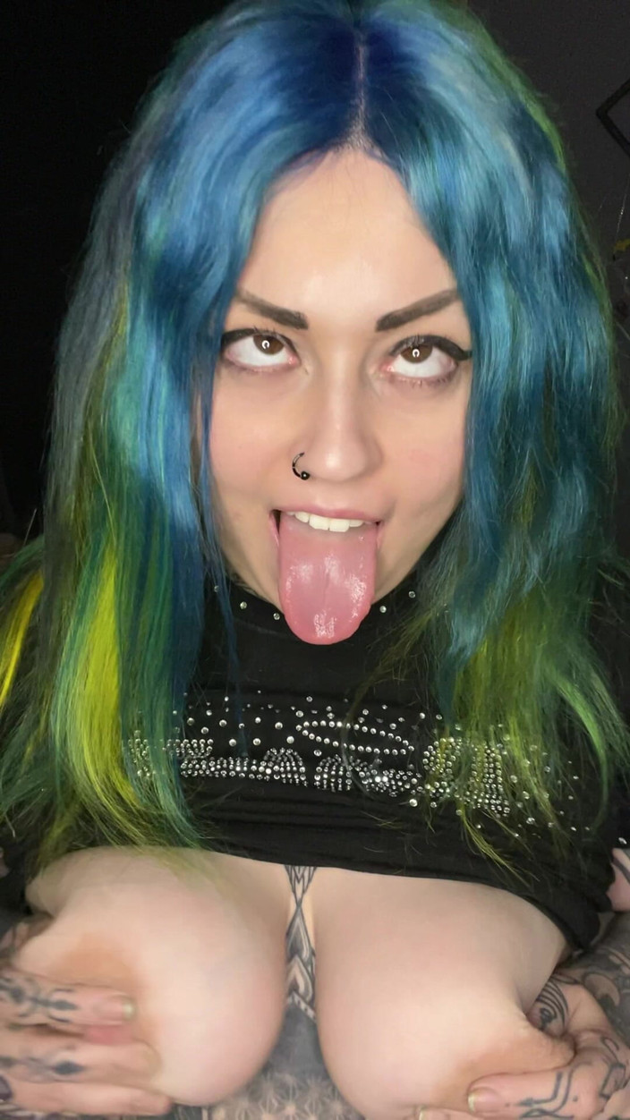 Miss Valentina: La principessa gotica ahegao tettona