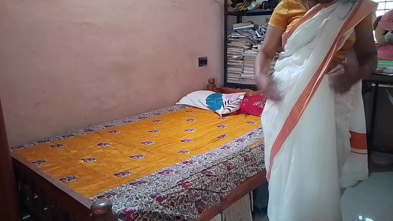 LEGSCOUPLE12: La ragazza indiana del villaggio viene scopata a casa della...