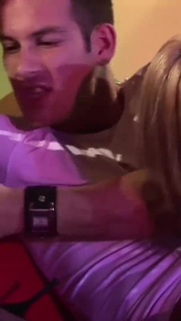 Splendide ragazze ed un ragazzo arrapato in una selvaggia azione anale