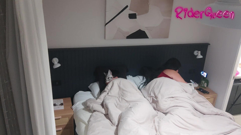 Riderqueen: Stiefzoon in de kamer - video voor fans