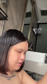 Linda gordita asiática en bikini