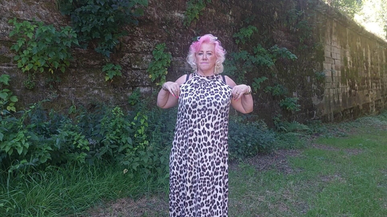 PureVicky66: Mature Slut Fingers Pussy Outdoors Till Squirting Explosion