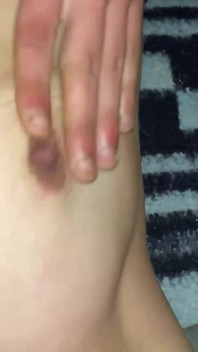 Mi Amigo Me Destrozó Y Me Dio Placer Con Sus Dedos