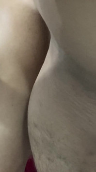 Il mio ragazzo vicino viene a scoparmi da dietro.