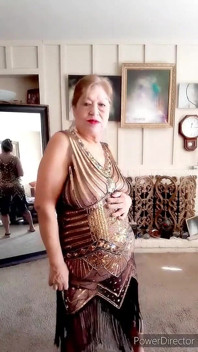 Tari striptis latina 71 tahun dengan memek berbulu