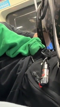 Nemůže snést označení hlasitosti a vtáhla mě do metra v São Paulu
