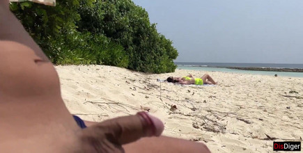 Dis Diger: Pervertido masturba tetona milf y su hijastra y se corre...