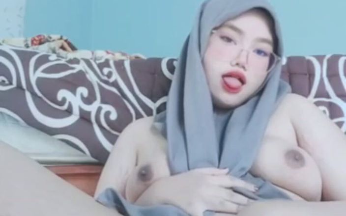 Jilbab69: La masturbación de una chica cachonda hace que salga líquido...