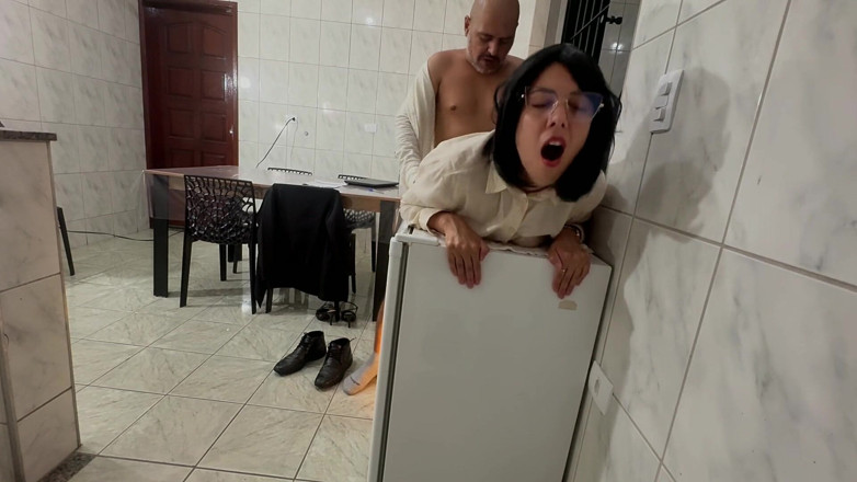 Gabi SweetCouplesStories: Secretaresse wordt verrast met klappen op de kont en anale...