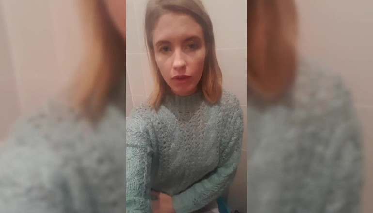 Erotic Tanya: Tanya pedos en su cama y culo se burlan de
