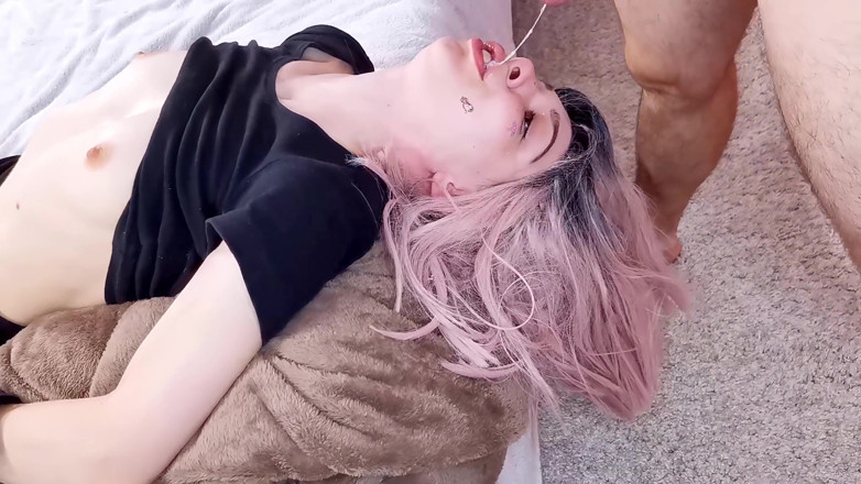 The Deep Passion: Lütfen, gırtlağımı amcık olarak kullan - baş aşağı gırtlak sikişi