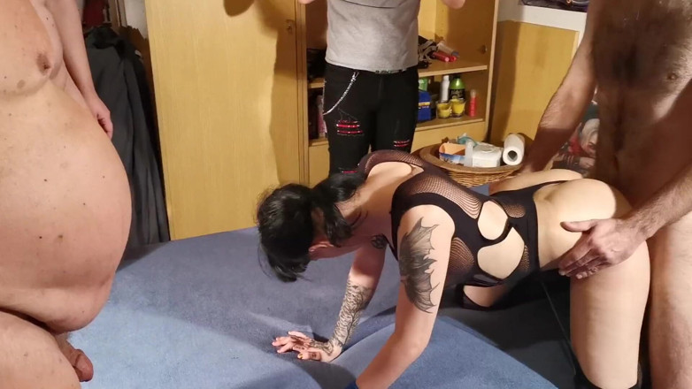 Beth Kinky: Goth sottomessa troia scopata da vecchio scopa HD COMPLETO