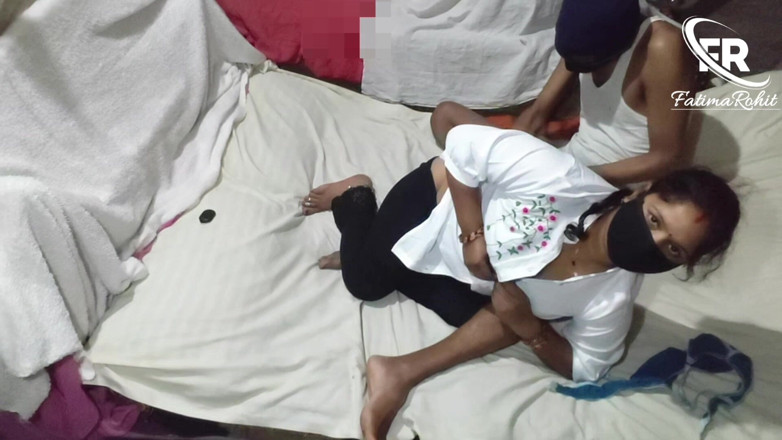 Fatimaxyz: Une petite amie desi se masturbe sur le lit