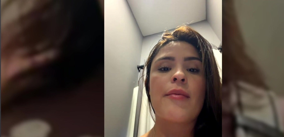 Ayumi Hall: 변하는 테이블 안에 있는 의류 매장에 있을 때 우연히 라이브를 열어두고 알몸으로 보는데
