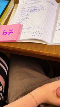 Kompilasi mahasiswi nakal ini lagi asik nyepong kontol di kelas matematika sampai dicrot di dalam!