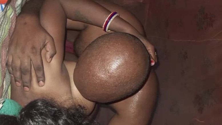 Auntixxx69: bhaabhi mere ke saath khel rahi hai