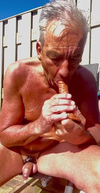 Bermain dengan dildo