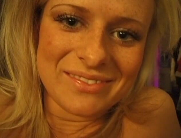 Flash Model Amateurs: Blonde schoonheid toont haar mooie lichaam in sexy lingerie tijdens...
