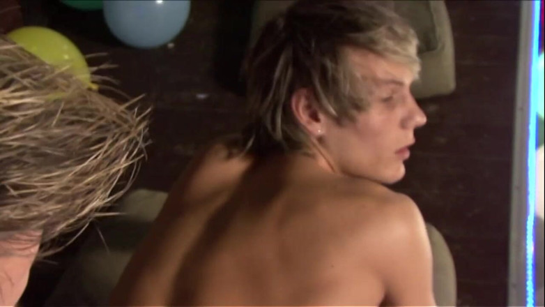 Boys boyz: Spiky haired Twink apne saathi ke mote land ki savaari...