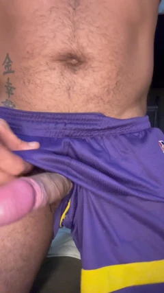 Une grosse bite arabe se branle et jouit beaucoup devant la caméra