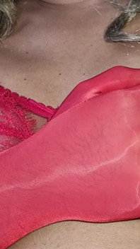 Sinnlicher roter Spitzen-BH, Lycra-Handschuhe, die meine runden und festen Titten streicheln